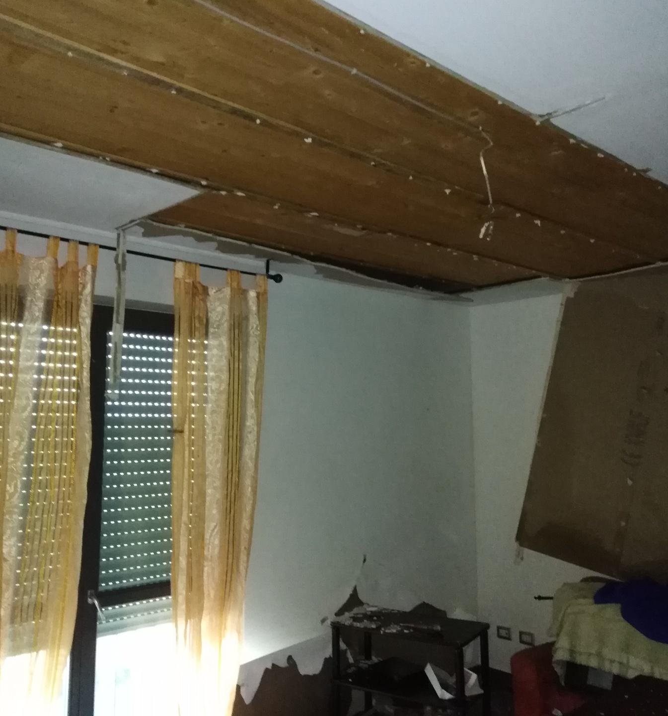 Alloggio popolare di via Livatino nuovo crollo del controsoffitto