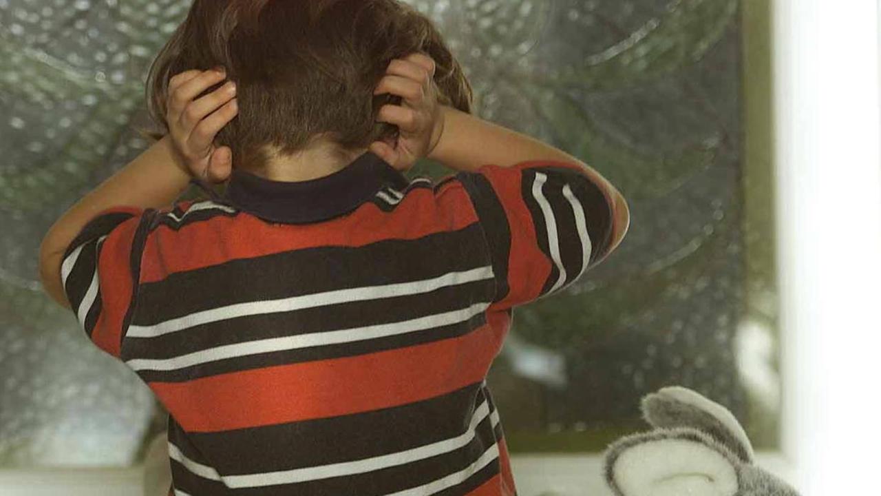 «Lasciami la bambina e ti do la droga»: così il pusher rimase solo con la piccola. Udienza-choc in tribunale