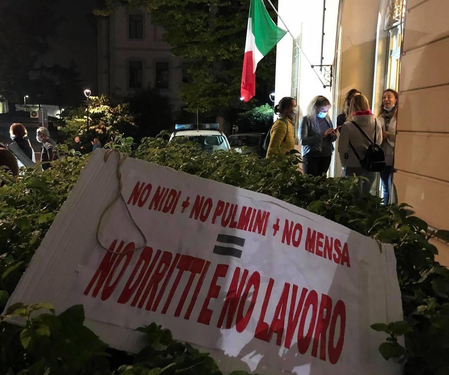 Lavoratori delle mense in bilico: «Il sindaco ci riceva al più presto»
