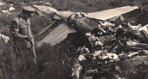 Un carabiniere di fronte ai resti dell’aereo schiantatosi sul Monte Capanne