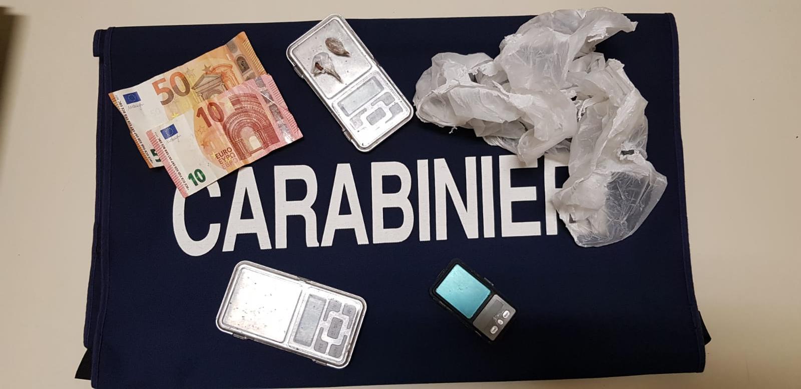 Sorpreso a cedere eroina, cerca di ingoiare soldi e droga: arrestato 29enne