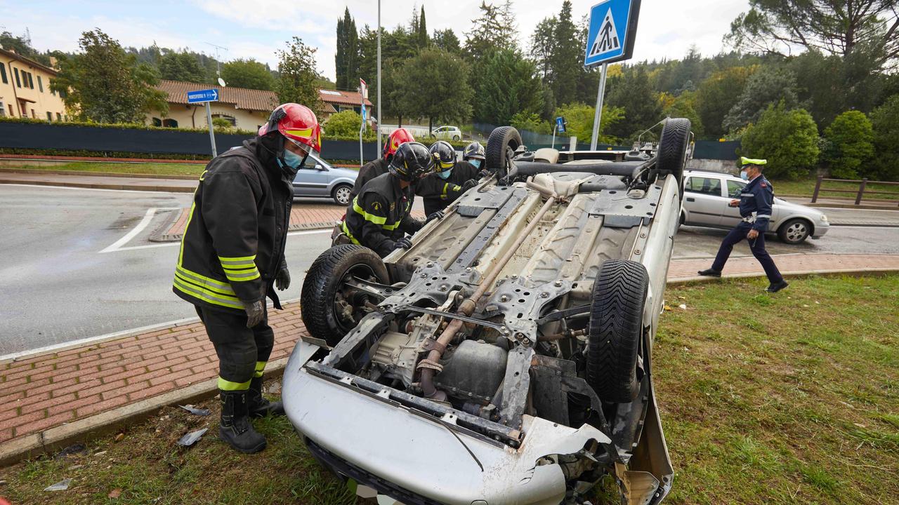L'auto che si è ribaltata ad una rotatoria a Martignana (foto Carlo Sestini)