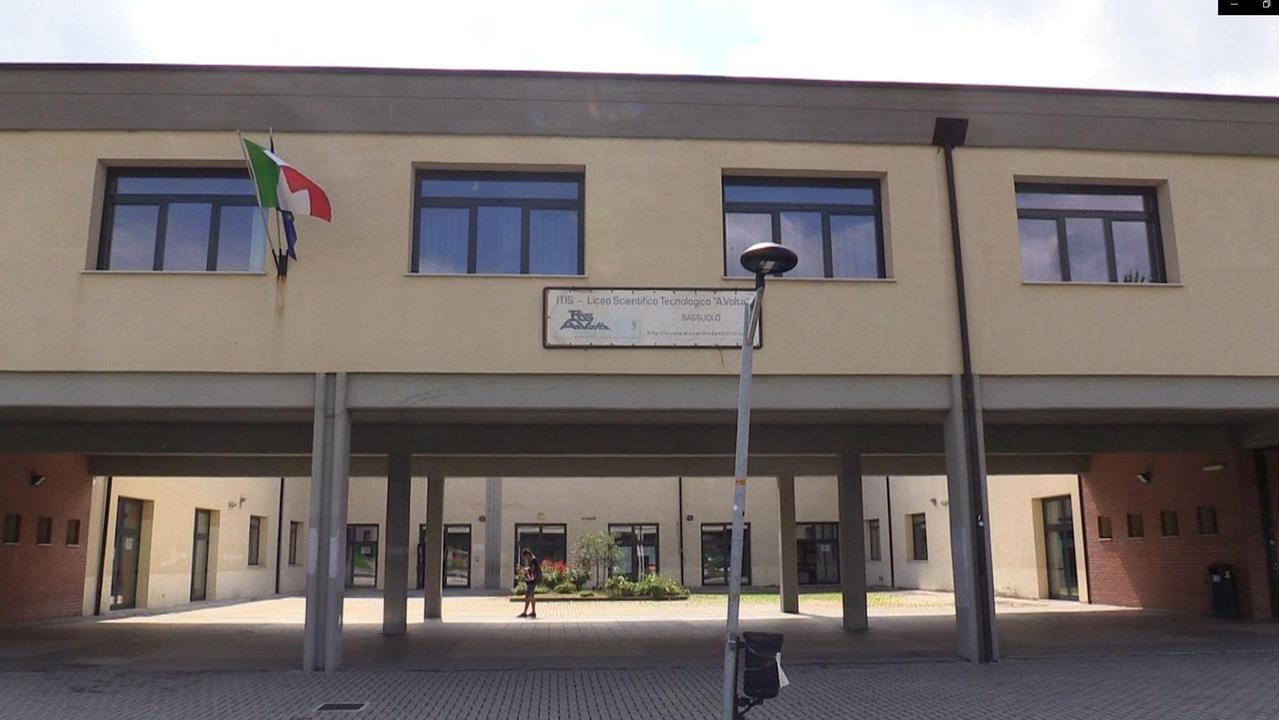 Sassuolo, danno fuoco al dispenser del gel: allarme incendio all'istituto Volta