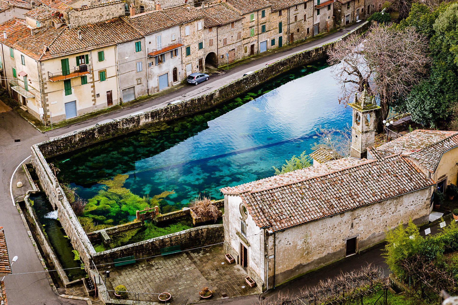 Una veduta di Santa Fiora, con la peschiera risalente al XVI secolo