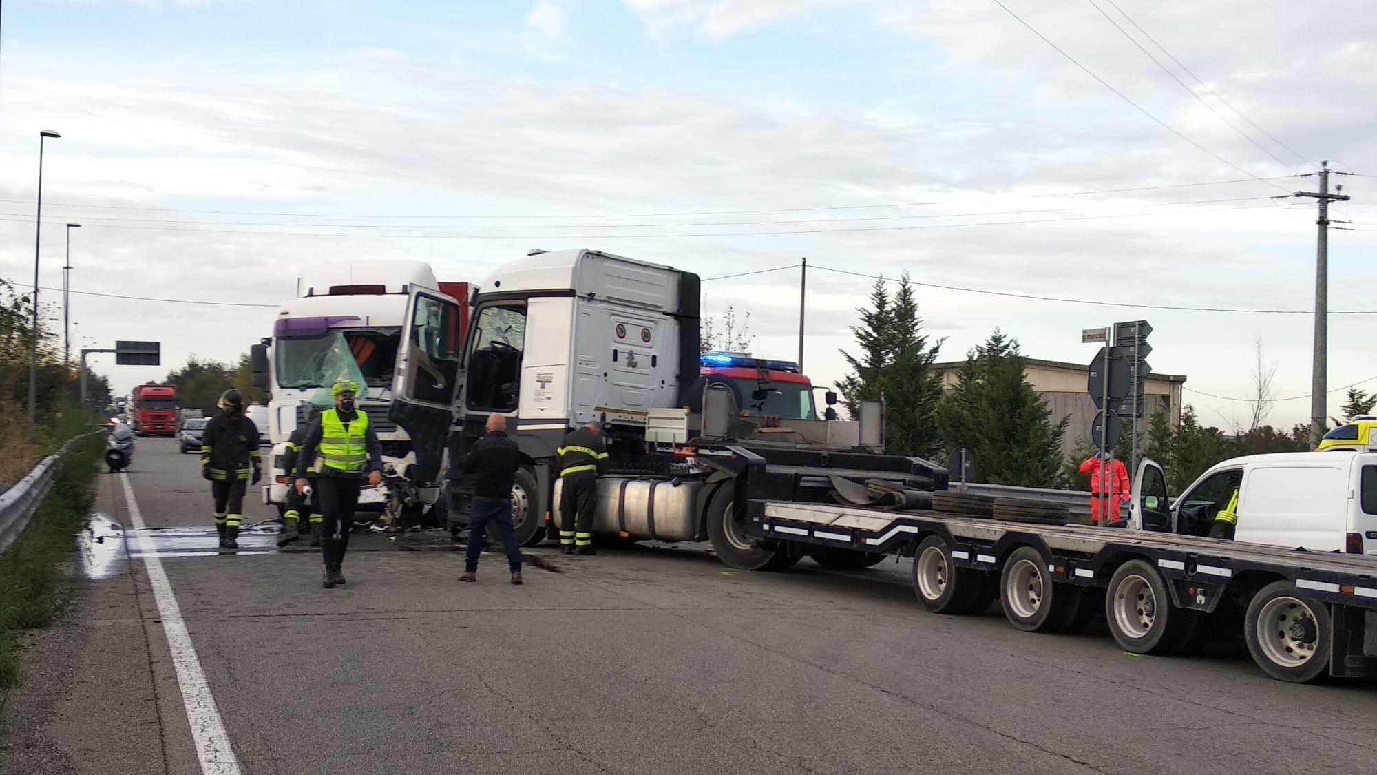Lo scontrofrontale tra due tir avvenuto a Razza di Campegine