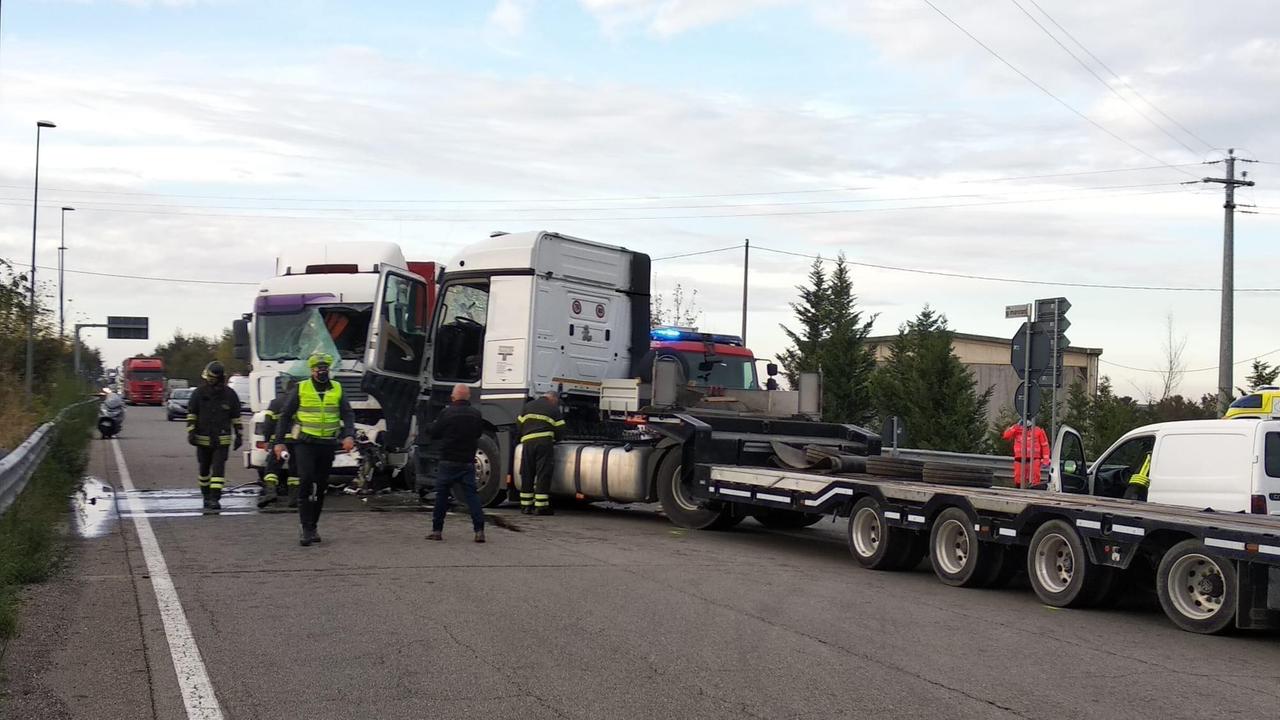 Lo scontrofrontale tra due tir avvenuto a Razza di Campegine