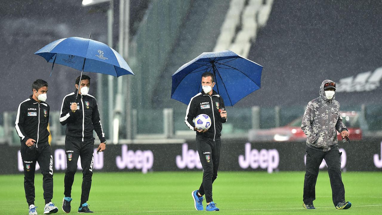 Gli arbitri in campo il 4 ottobre a Torino. Allo Stadium c'era solo la Juventus