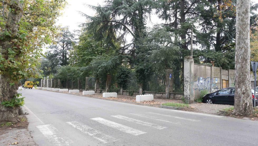 Rapinato di giorno davanti alle Reggiane mentre i bambini giocano a calcio 