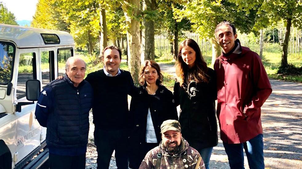 In alto la foto ricordo della giornata a Forcoli, da sinistra Rocco Commisso, Cristiano Savini, Catherine Commisso, Rebecca Rocchini e Dario Dainelli; accovacciato uno dei tartufai che li ha accompagnati nei boschi