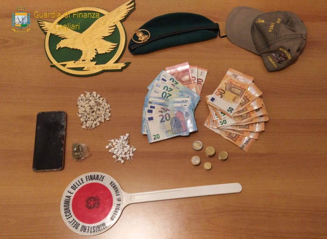 Cagliari, pusher e vedetta scoperti dalla Guardia di finanza a Sant'Elia