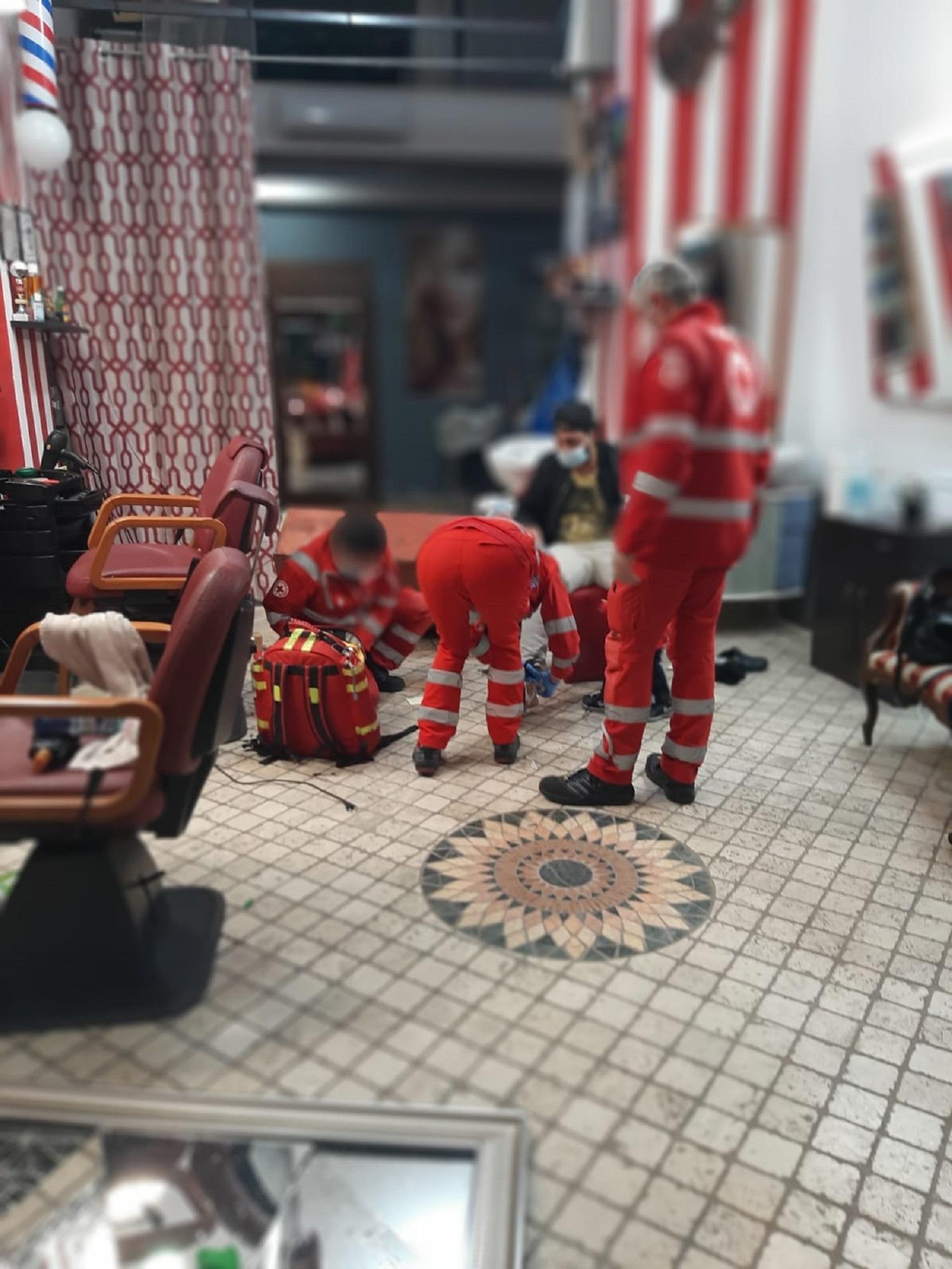 I volontari della Croce rossa sul posto per soccorrere il parrucchiere