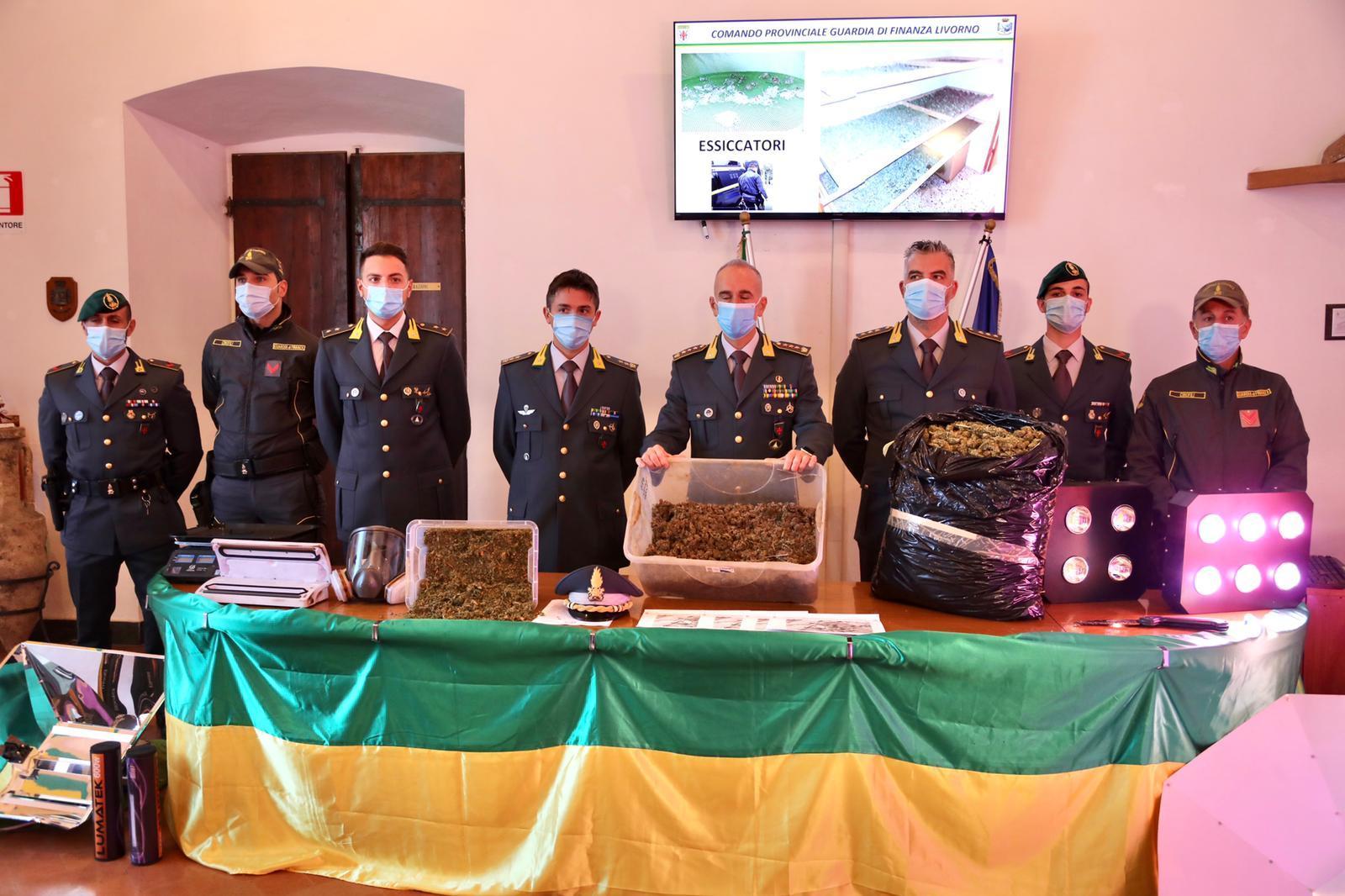 I militari della guardia di finanza mostrano la droga e il materiale sequestrati (foto Marzi)