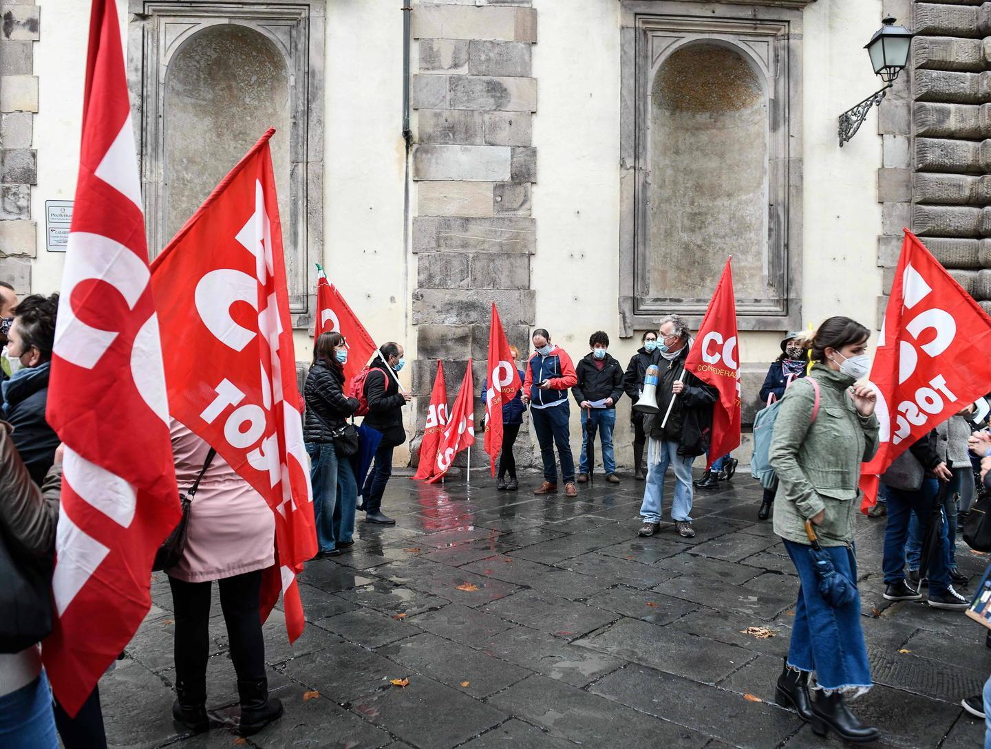 Insegnanti precari e sindacati in piazza: «Ecco perché diciamo no al concorso» 