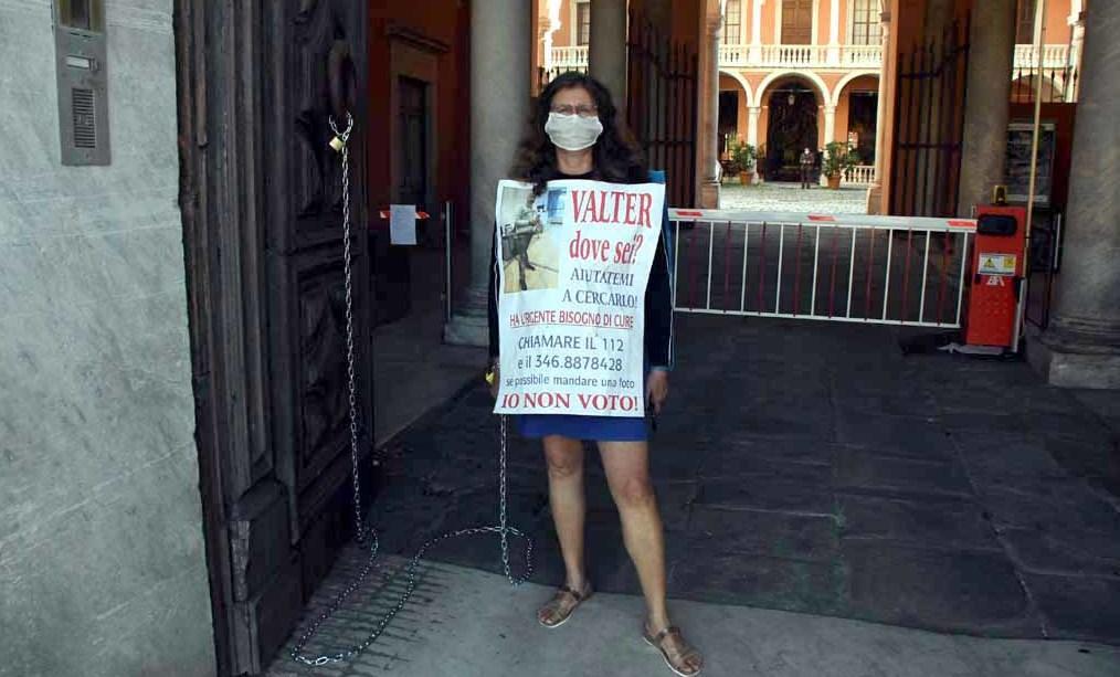 Si incatena alla Prefettura: «Walter non è morto, aiutatemi»