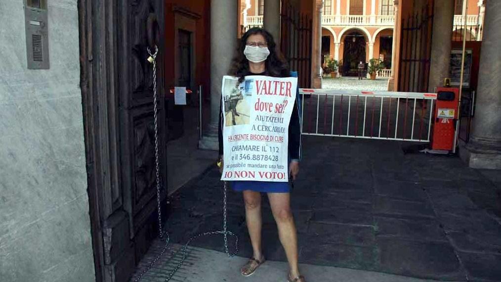Si incatena alla Prefettura: «Walter non è morto, aiutatemi»