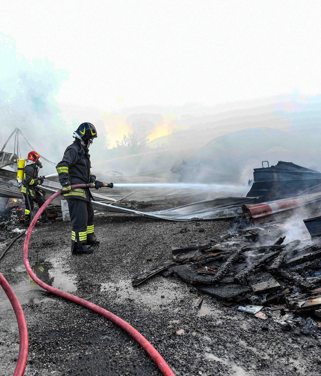 Incendio a Zone, distrutto un annesso agricolo 