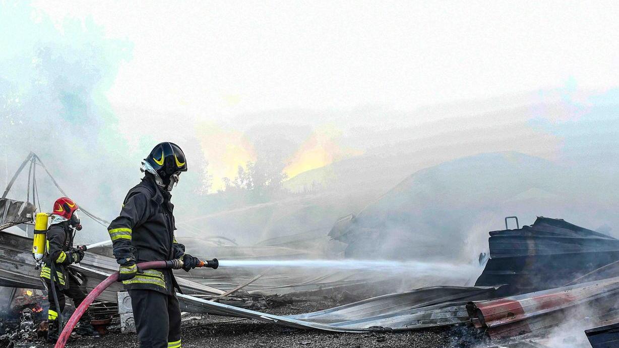 Incendio a Zone, distrutto un annesso agricolo