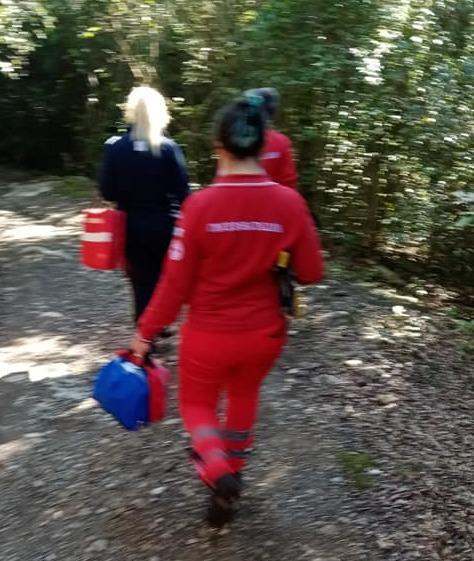 Cade dalla bici nel bosco arriva l’eliambulanza