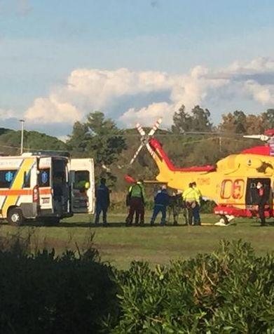 Cade mentre sale sul tetto È grave un 81enne