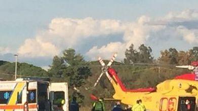 Cade mentre sale sul tetto È grave un 81enne