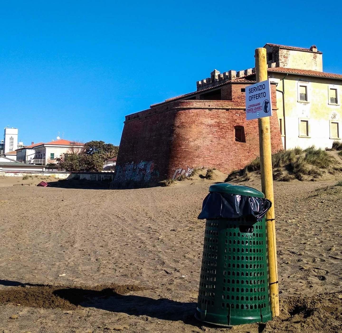 Cestini della spazzatura sulle spiagge anche d’inverno 