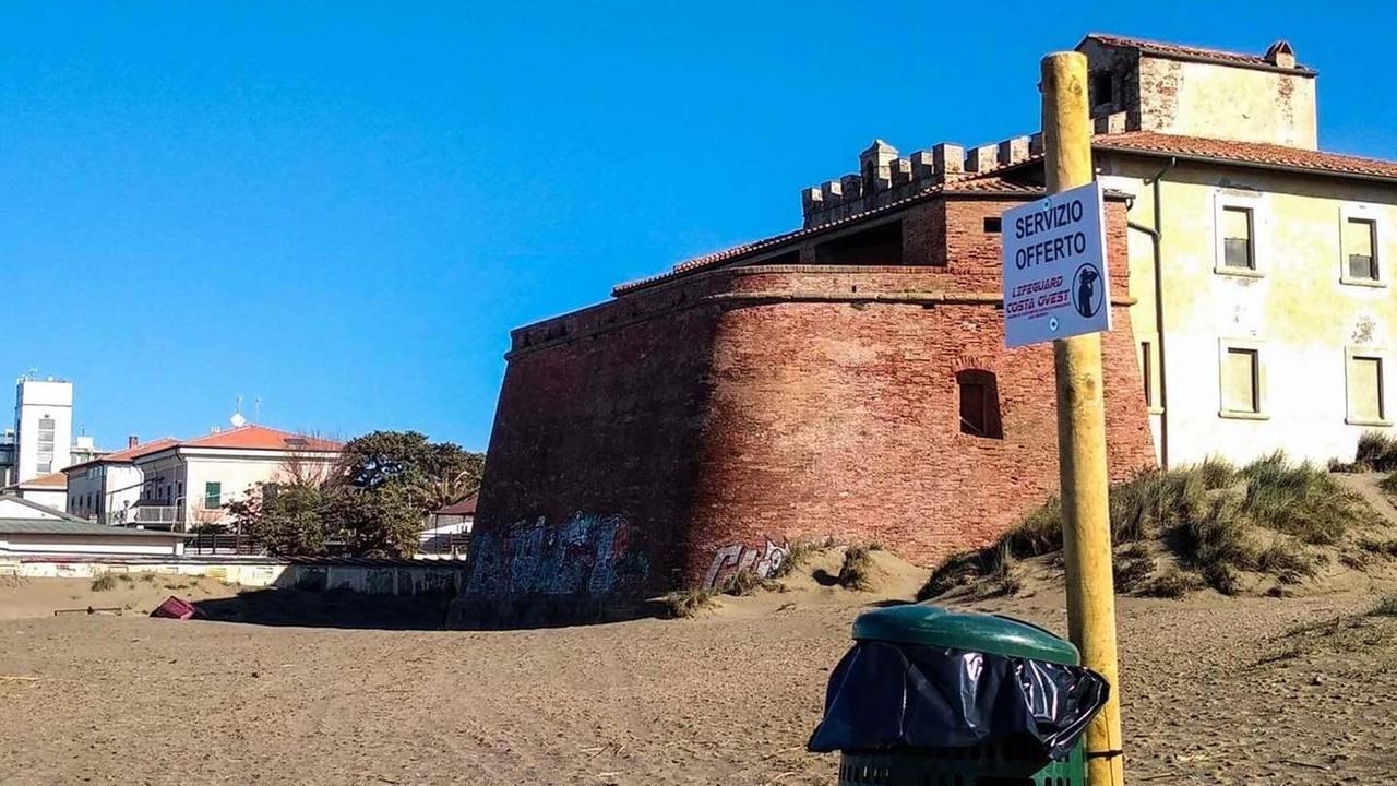 Cestini della spazzatura sulle spiagge anche d’inverno