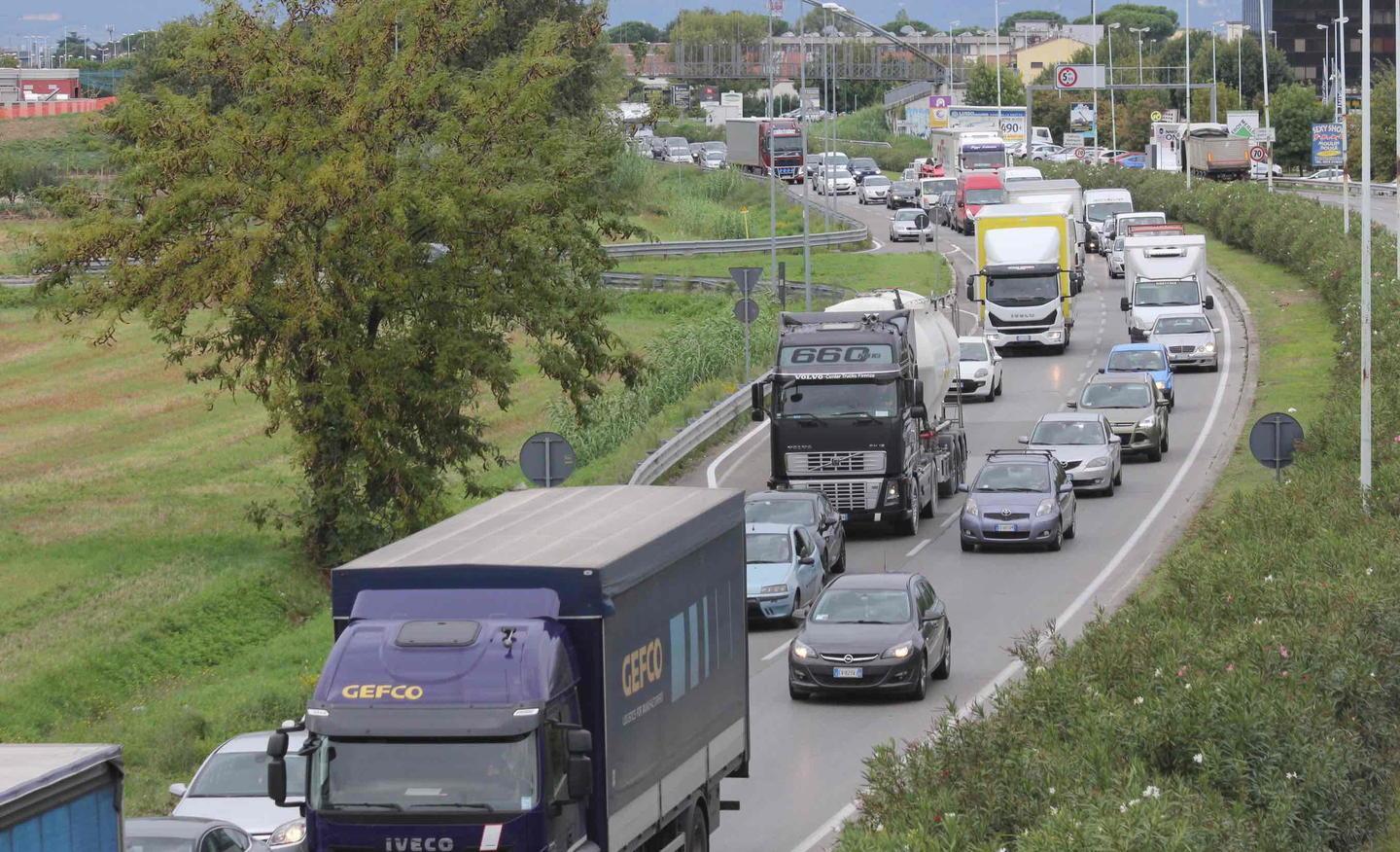 Prato non è una città elettrica Ancora troppo smog in strada 