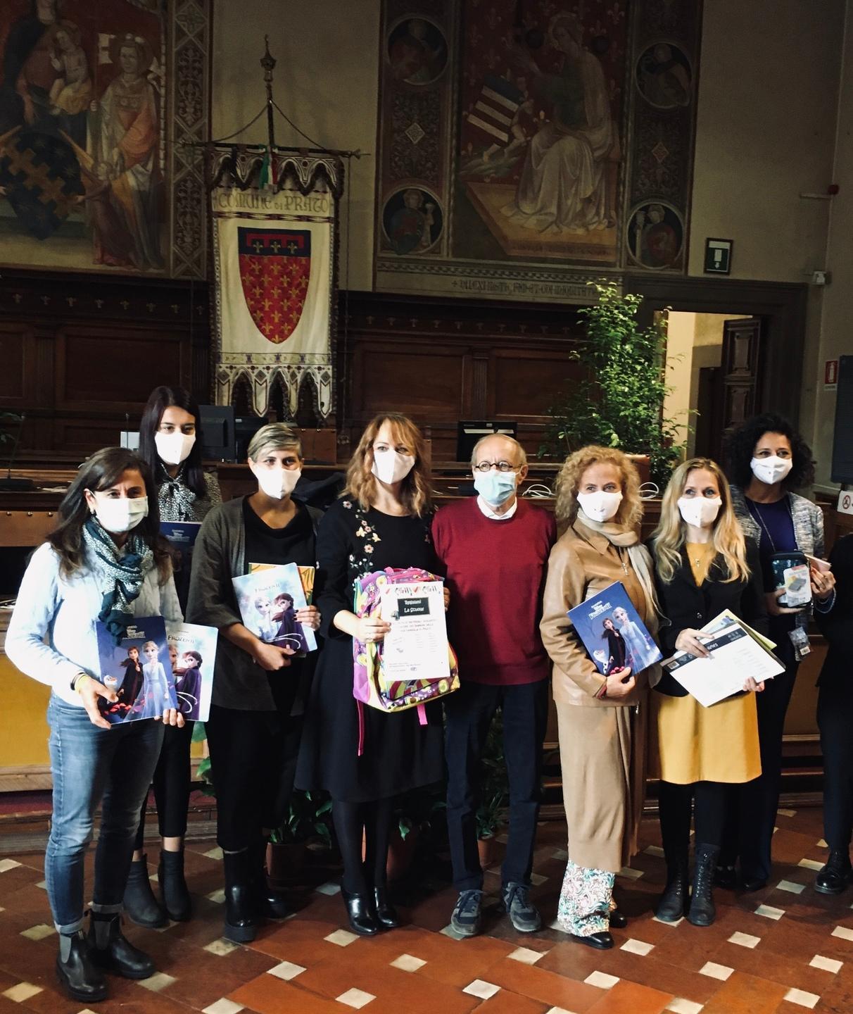 Donati 158 kit scolastici ai bambini in difficoltà 