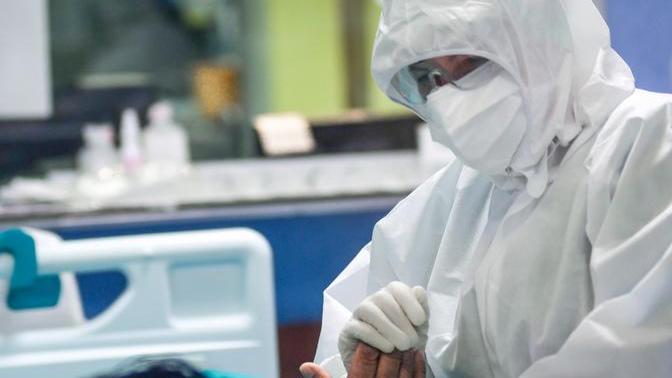 Il virus fa un’altra vittima, ospedali saturi