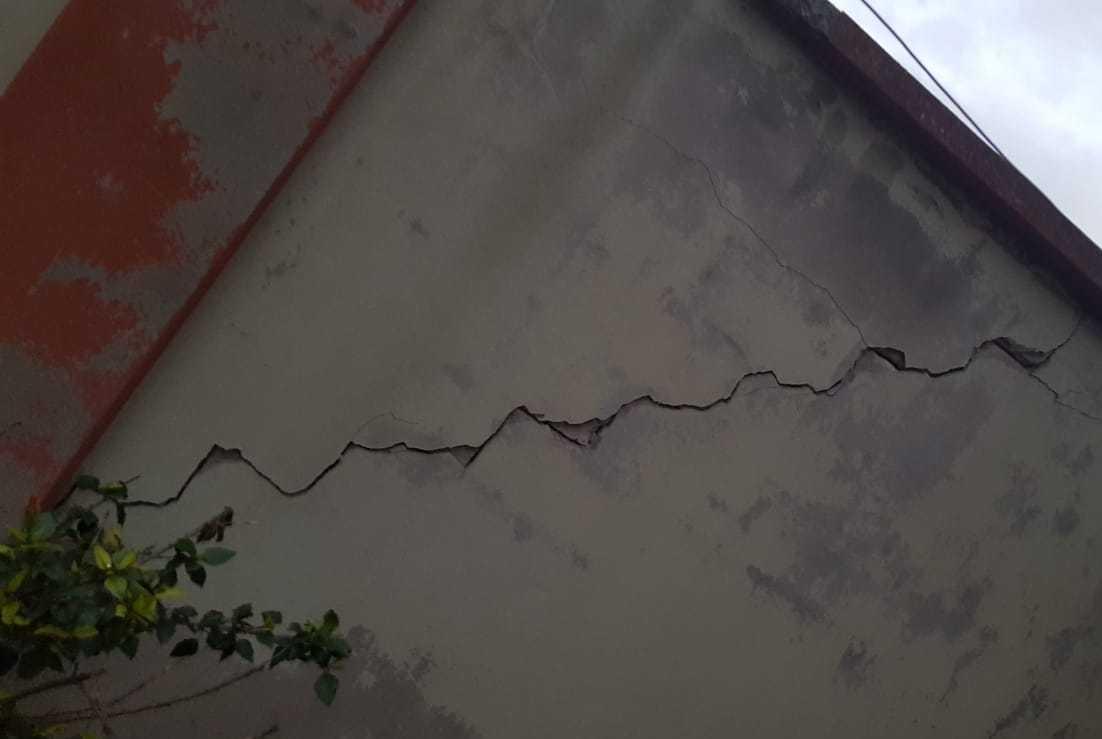 Lesioni in più parti nelle mura e il terreno è da dimenticare