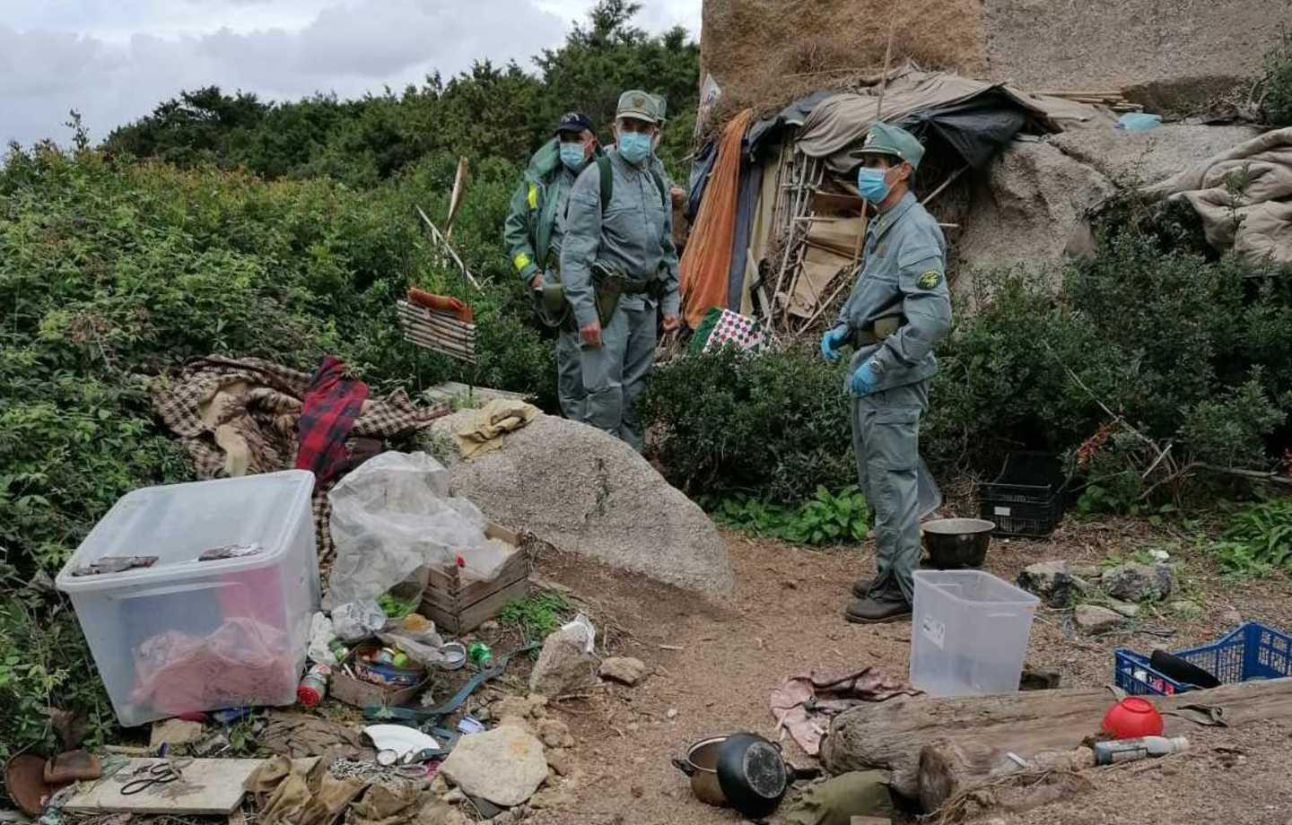 Forestale e vigili sgomberano Cala Grande 