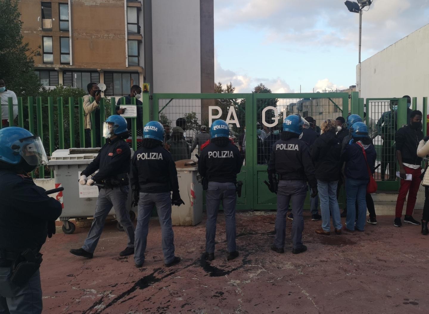 Sassari, migranti in rivolta: «Rifateci il tampone» 