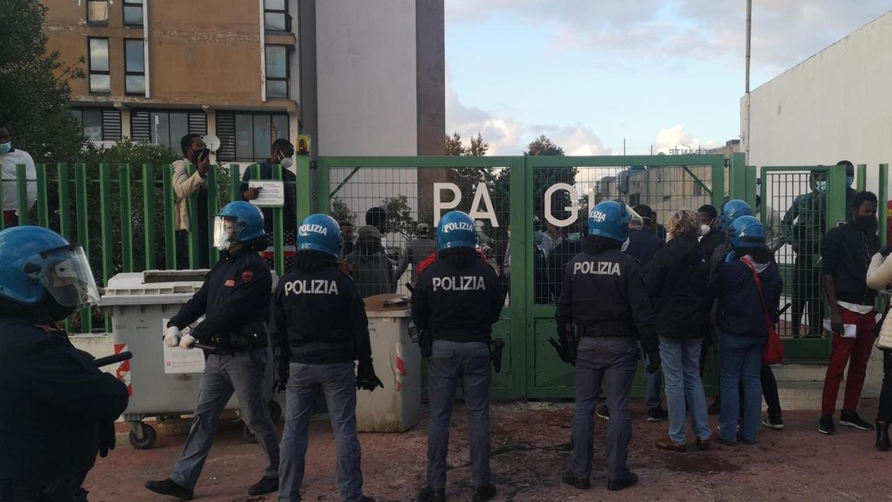 Sassari, migranti in rivolta: «Rifateci il tampone» 