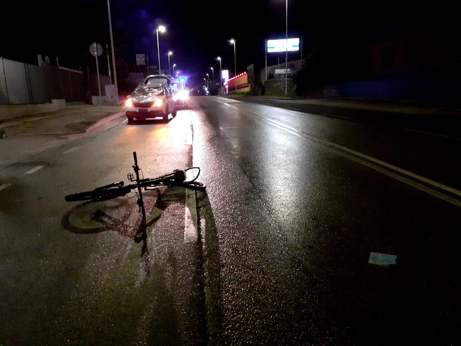 Ciclista 26enne tamponato da un'auto: grave in ospedale a Cagliari