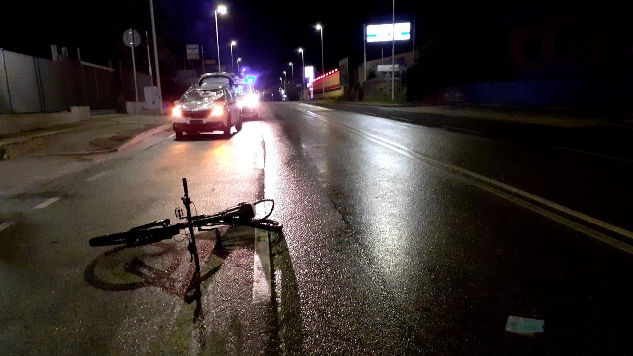 Ciclista 26enne tamponato da un'auto: grave in ospedale a Cagliari