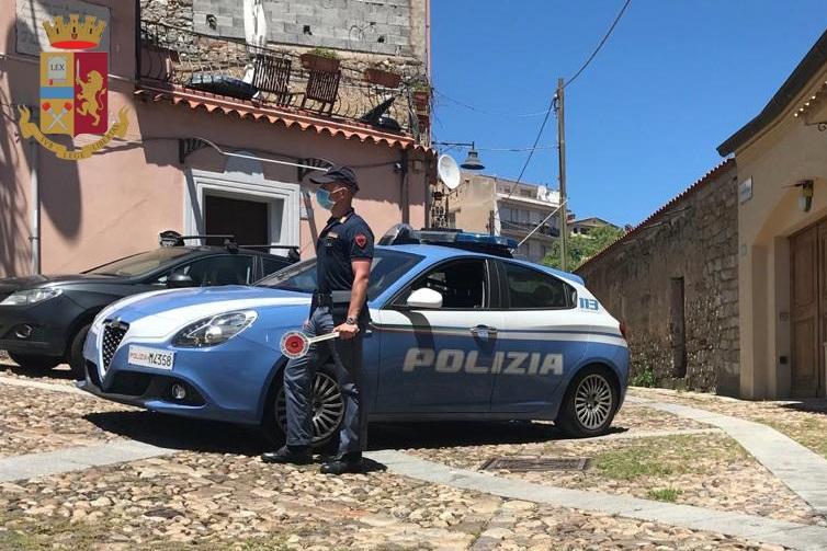 Oltre un chilo di droga in auto, due arresti a Nuoro