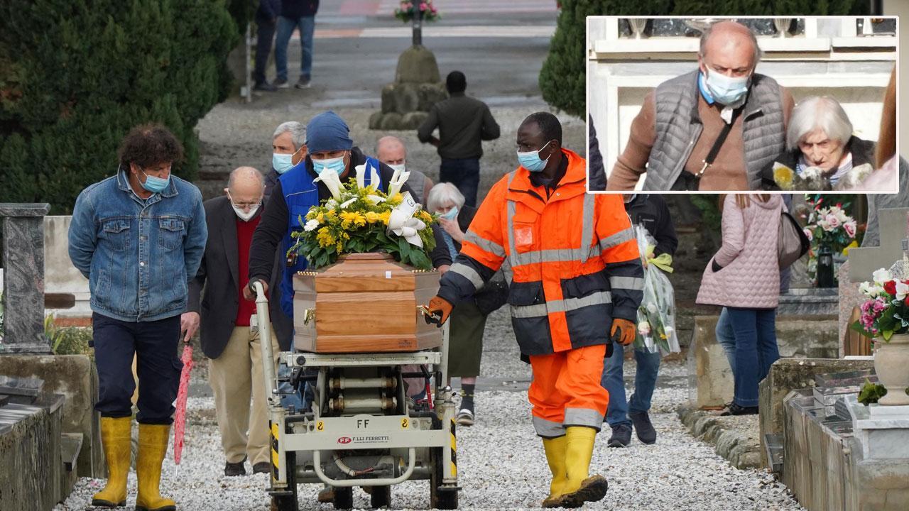 Nella foto grande l’arrivo della bara al cimitero, nella foto piccola Gilberto Checcucci e la mamma Santa durante la benedizione della salma