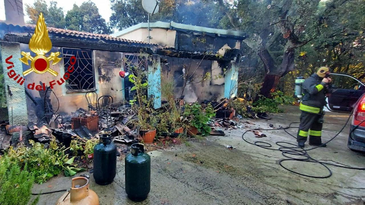 Padru, incendio distrugge un'abitazione