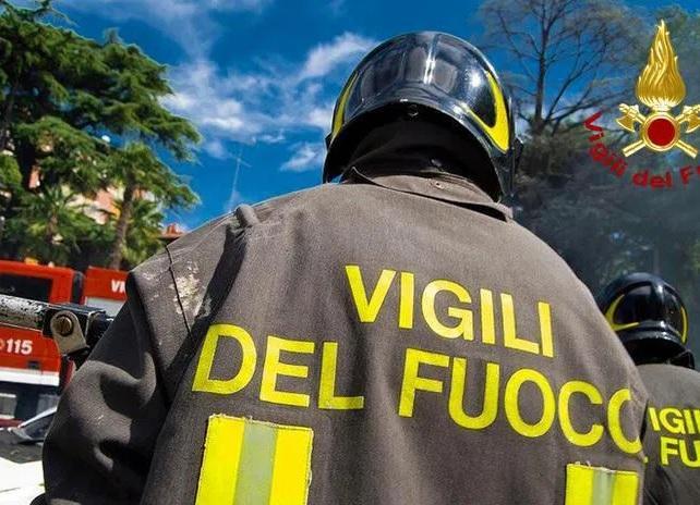 Incendio in un appartamento, due anziani al pronto soccorso