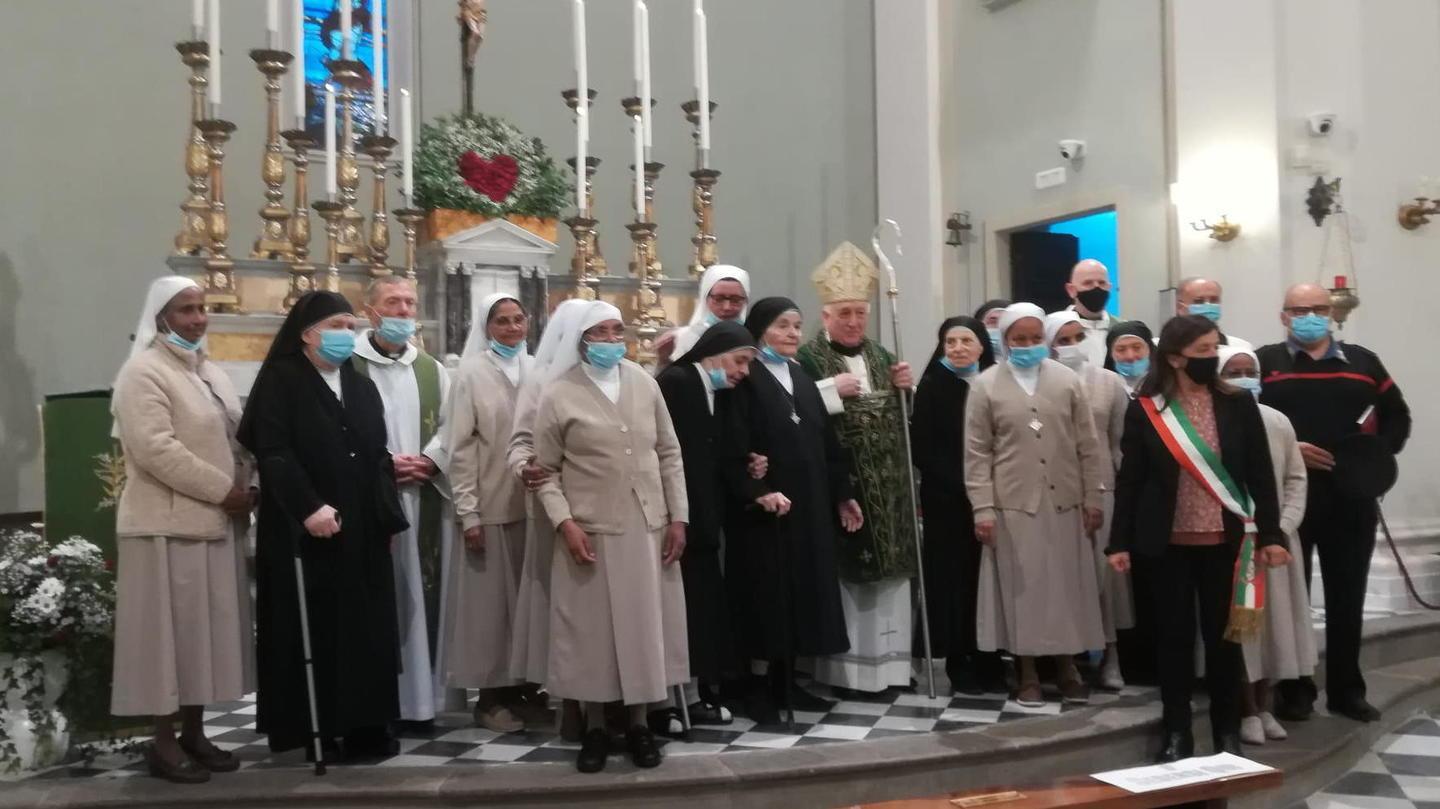 Le suore del Sacro Cuore durante la festa per il centenario del convento