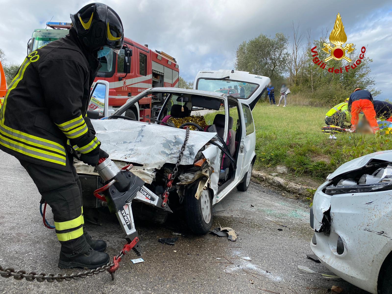 Scontro tra due auto e un mezzo pesante: grave una donna