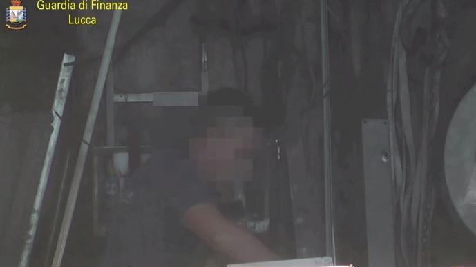 Usava i permessi 104 per il secondo lavoro, denunciato dalla Finanza - Video