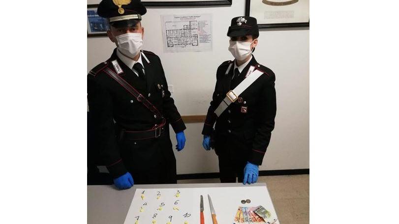 Goro, cocaina e coltelli in auto: arrestato 39enne