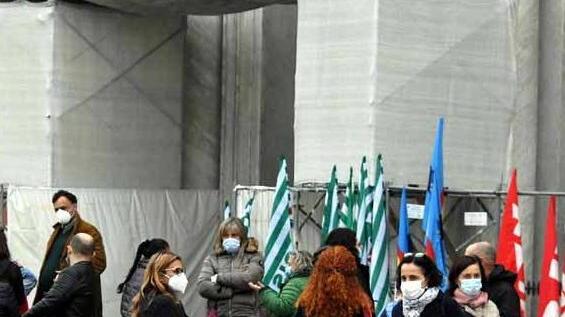«Eliminiamo il precariato, non i precari»: insegnanti in piazza a Massa contro il concorsone