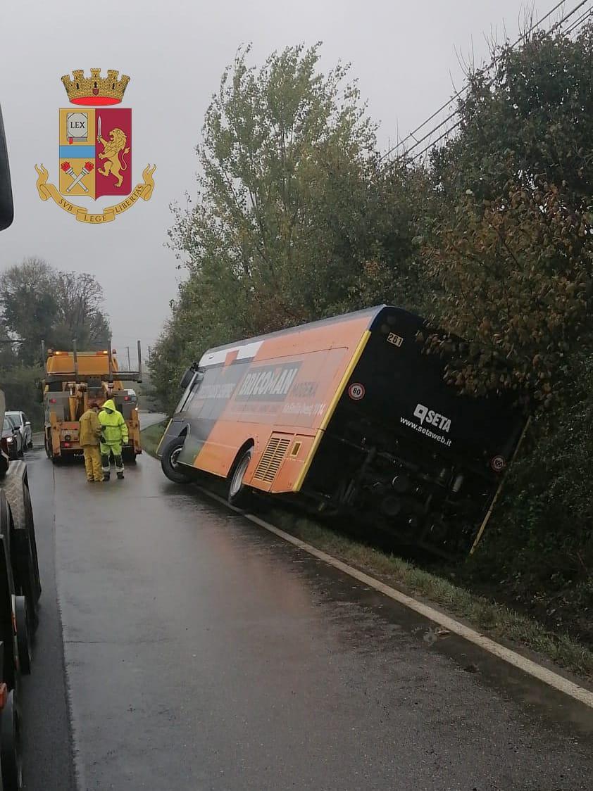 Modena, autobus in un fosso poliziotto fuori servizio interviene e soccorre autista e tre ragazzi