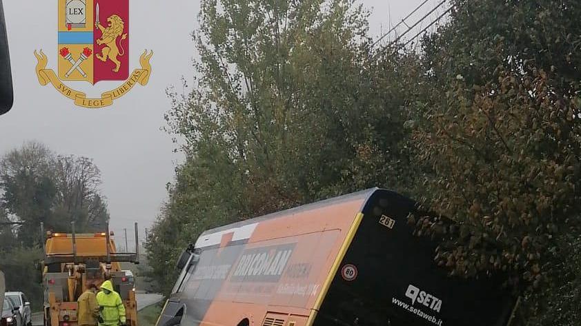 Modena, autobus in un fosso poliziotto fuori servizio interviene e soccorre autista e tre ragazzi