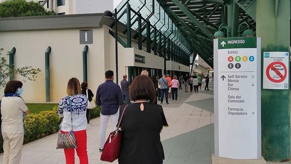 Salgono i contagi in Toscana, gli ospedali limitano le visite dei parenti. Sospensione a Careggi 
