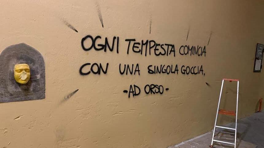 Il muro imbrattato in vicolo Scaramucci