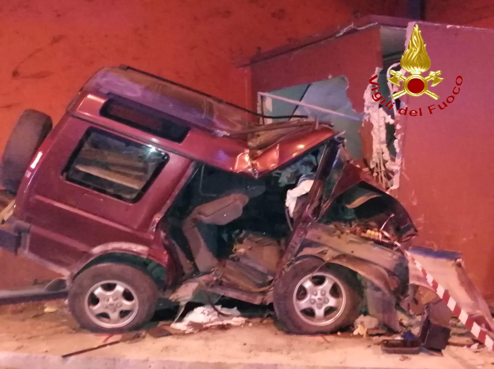 Una terrificante immagine del Land Rover accartocciata all'interno della galleria