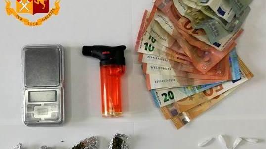Coca e marijuana in casa: arrestato pusher 60enne a Selargius